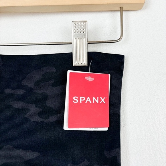 NWT SPANX Look At Me Now Black Camo Leggings Sz S - Picture 8 of 10